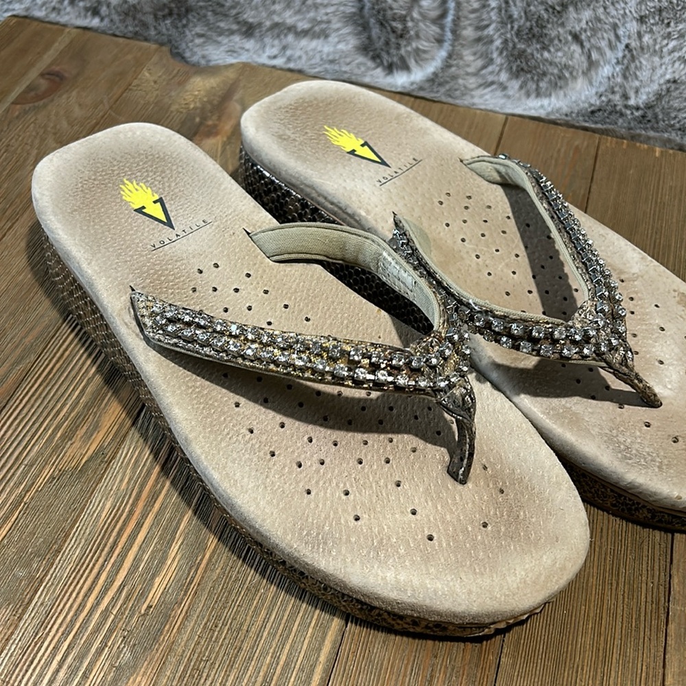 Volatile leather upper sandal